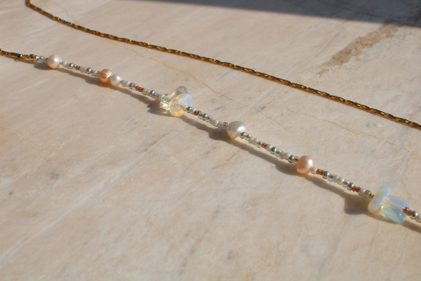 Belly chain featuring freshwater pearls and beads on a luxurious golden chain, adding a touch of elegance to your ensemble.