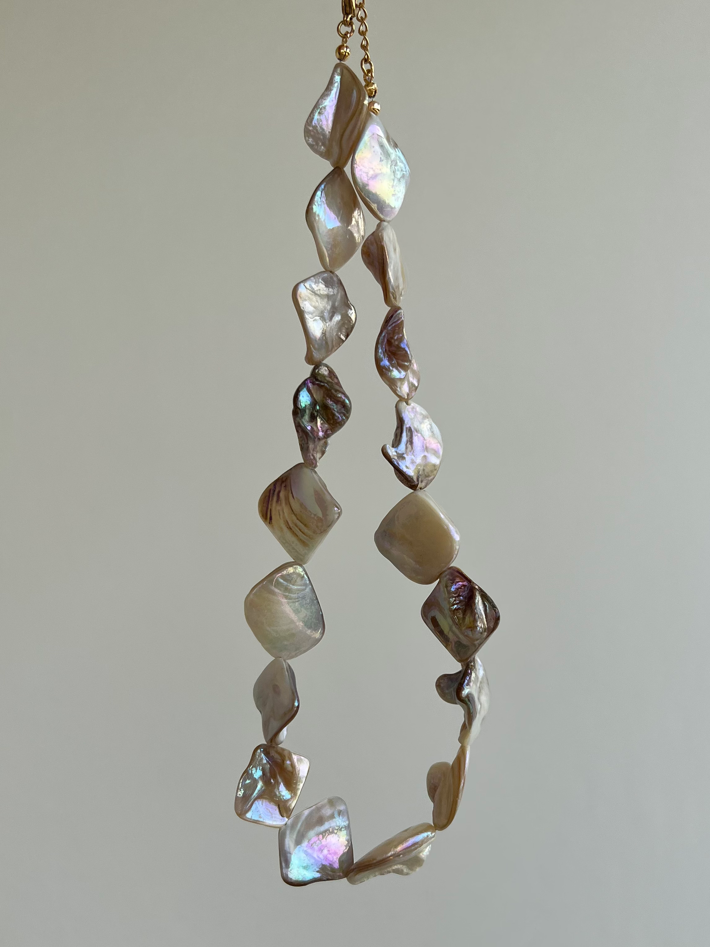 Exquisite mother of pearl shell necklace, showcasing unparalleled uniqueness and natural beauty in its design.