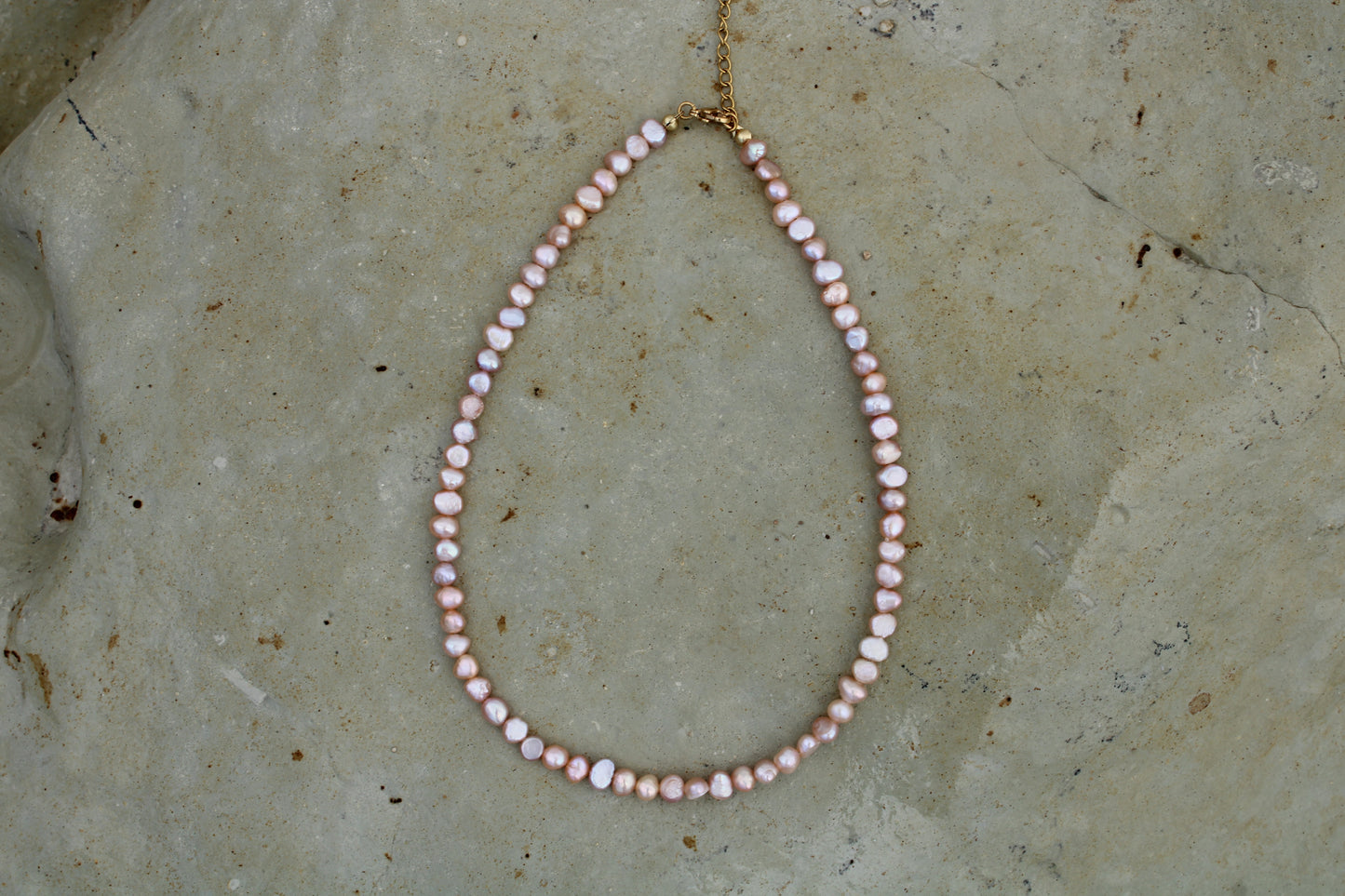 Stunning necklace featuring delicate rose freshwater pearls, adding a touch of sophistication and charm to your look.