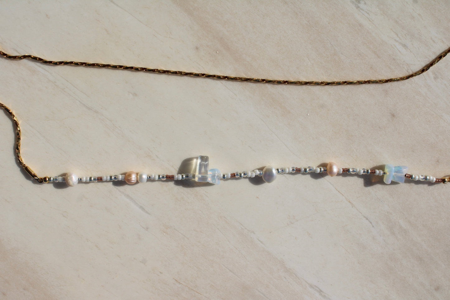 Belly chain featuring freshwater pearls and beads on a luxurious golden chain, adding a touch of elegance to your ensemble.