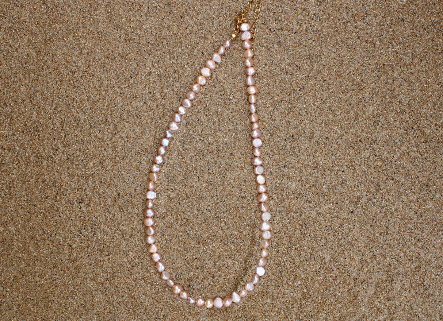 Stunning necklace featuring delicate rose freshwater pearls, adding a touch of sophistication and charm to your look.