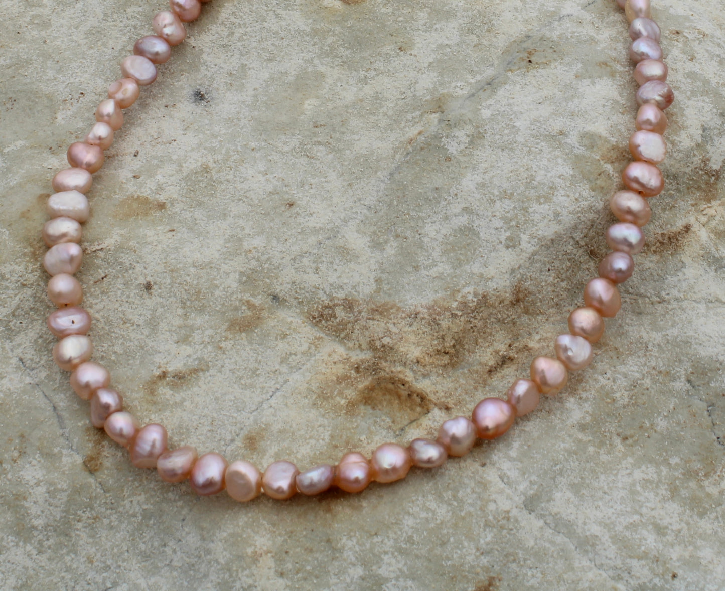 Stunning necklace featuring delicate rose freshwater pearls, adding a touch of sophistication and charm to your look.