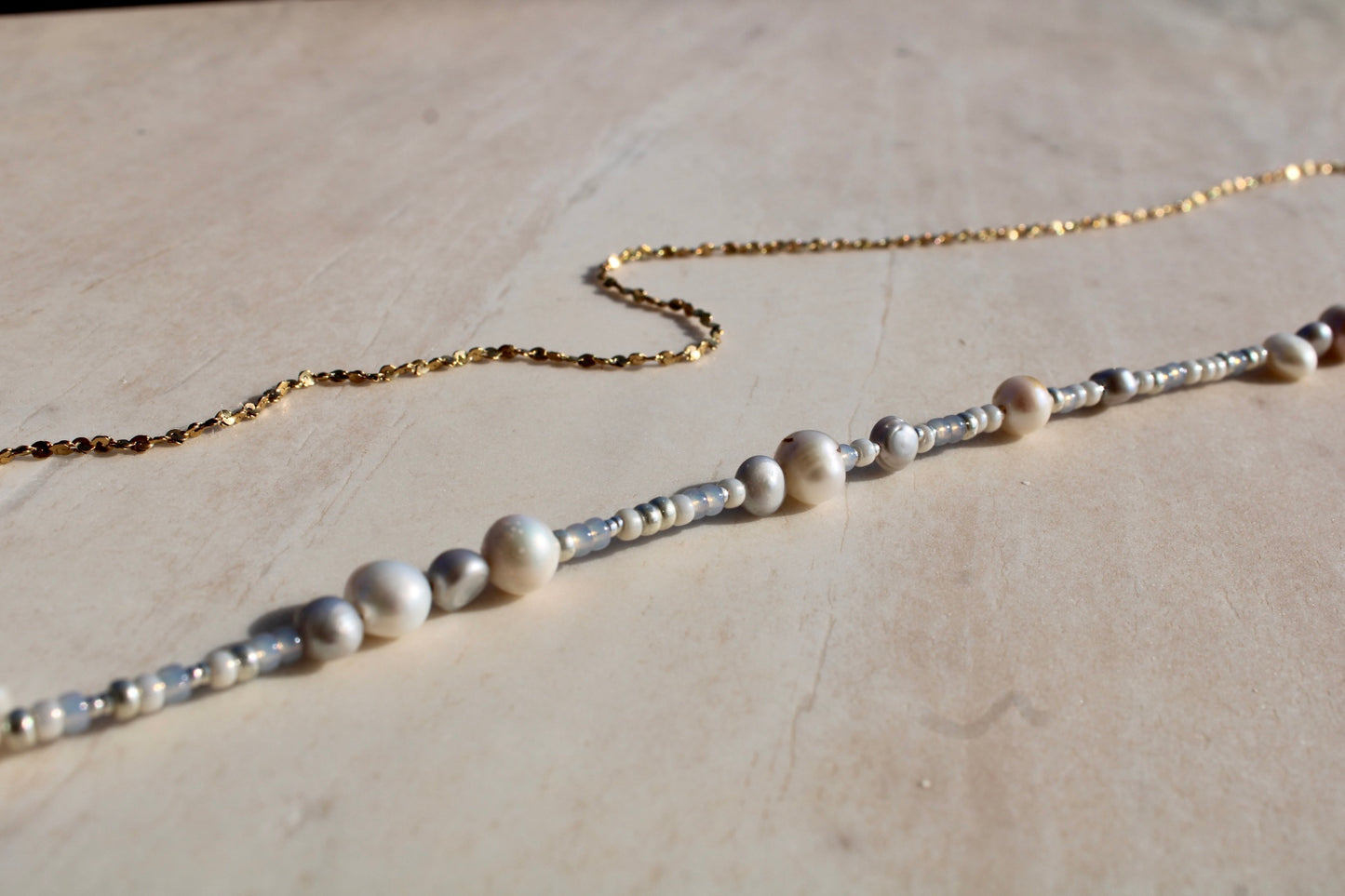 Belly chain featuring freshwater pearls and beads on a luxurious golden chain, adding a touch of elegance to your ensemble.