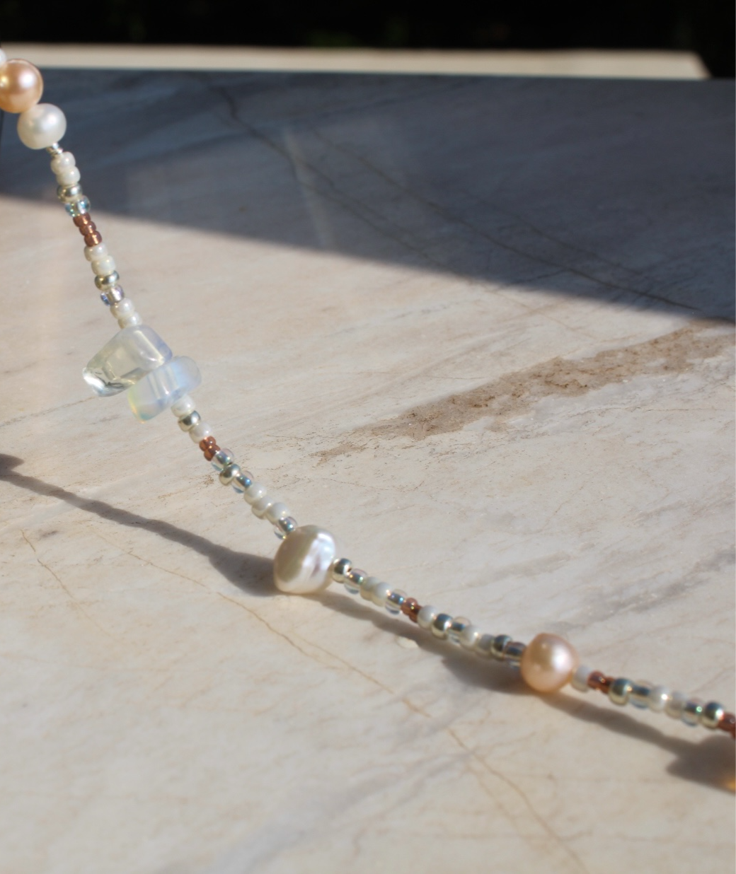 Belly chain featuring freshwater pearls and beads on a luxurious golden chain, adding a touch of elegance to your ensemble.