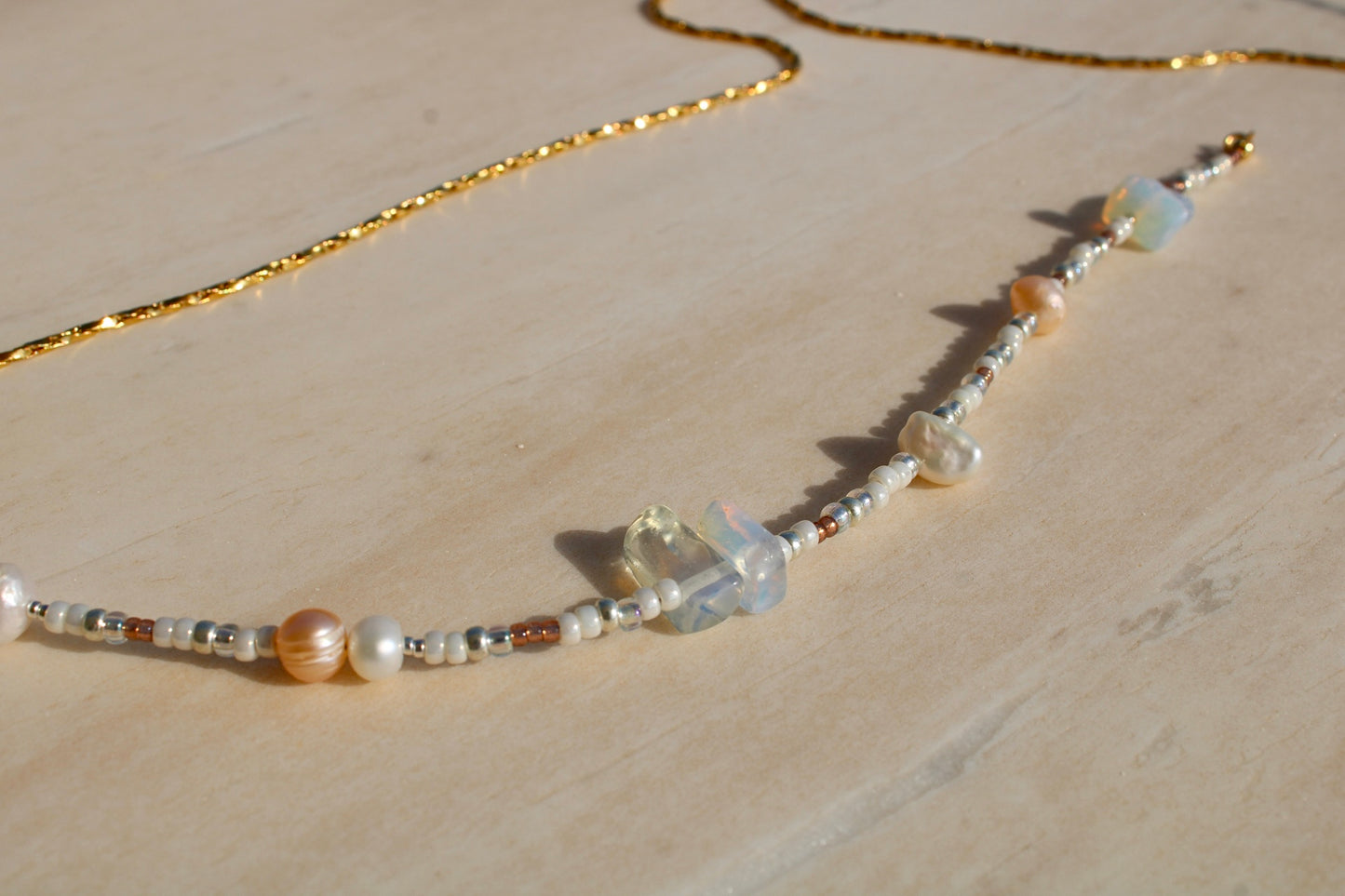 Belly chain featuring freshwater pearls and beads on a luxurious golden chain, adding a touch of elegance to your ensemble.