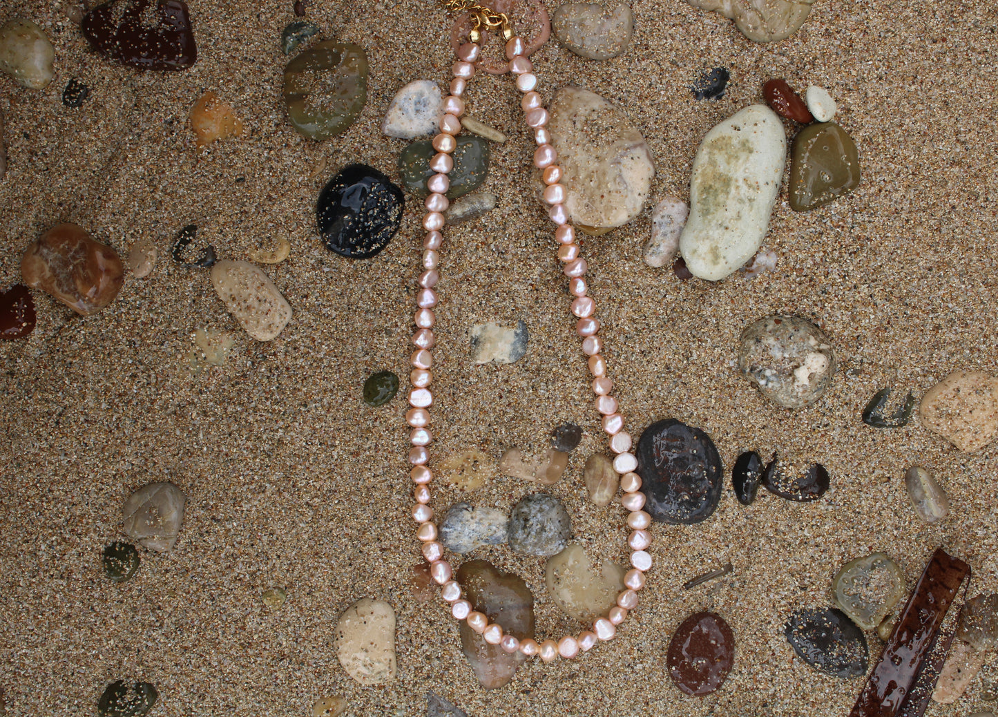 Stunning necklace featuring delicate rose freshwater pearls, adding a touch of sophistication and charm to your look.