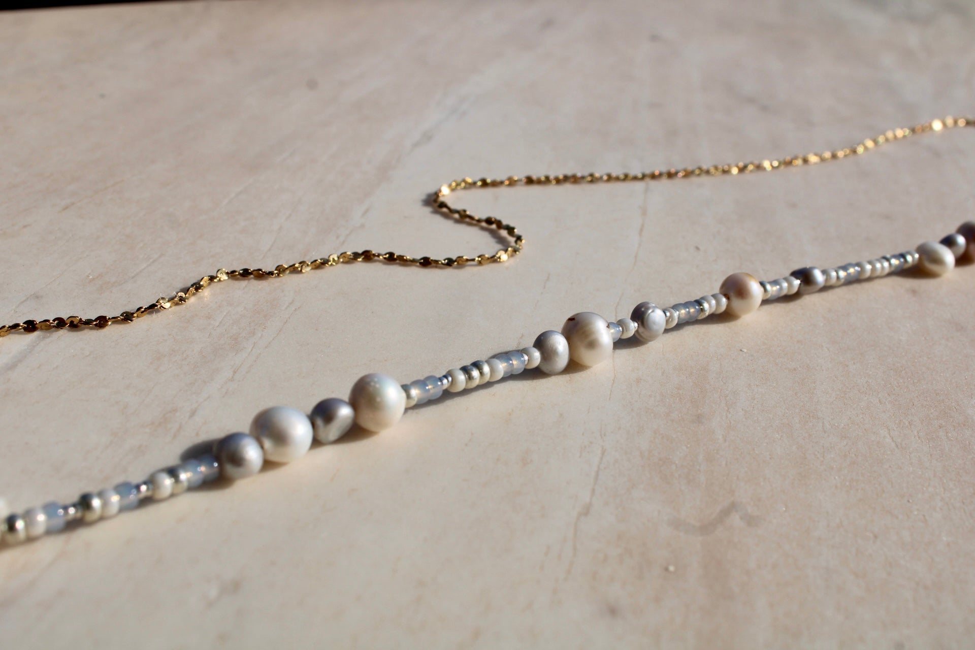 Belly chain featuring freshwater pearls and beads on a luxurious golden chain, adding a touch of elegance to your ensemble.